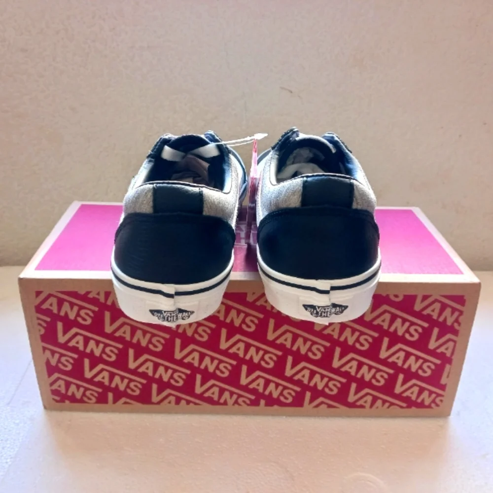 Vans - Picture 3 of 4